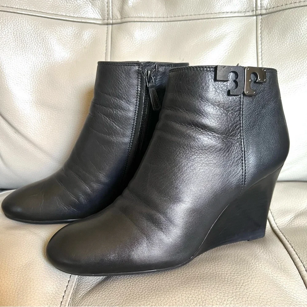 Tory Burch Black Leather Lowell Wedge Ankle Boots Sz 8.5 Classic Chic Minimalist